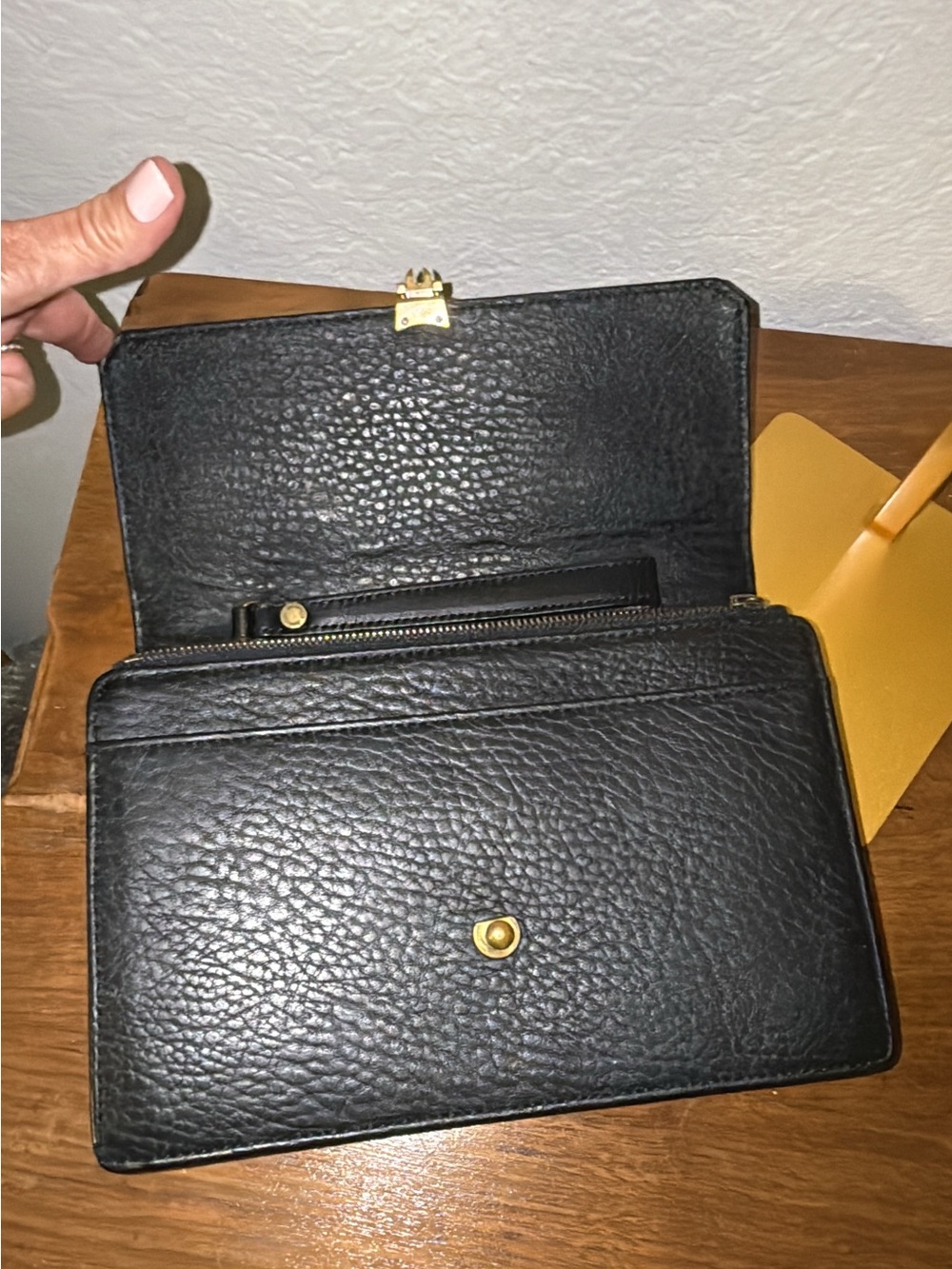 Authenticated card included with this Vintage Burberrys clutch black leather - Picture 12 of 16